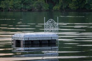 Prova di carico su materasso ad acqua, evidenziando la stabilità e la distribuzione del peso.