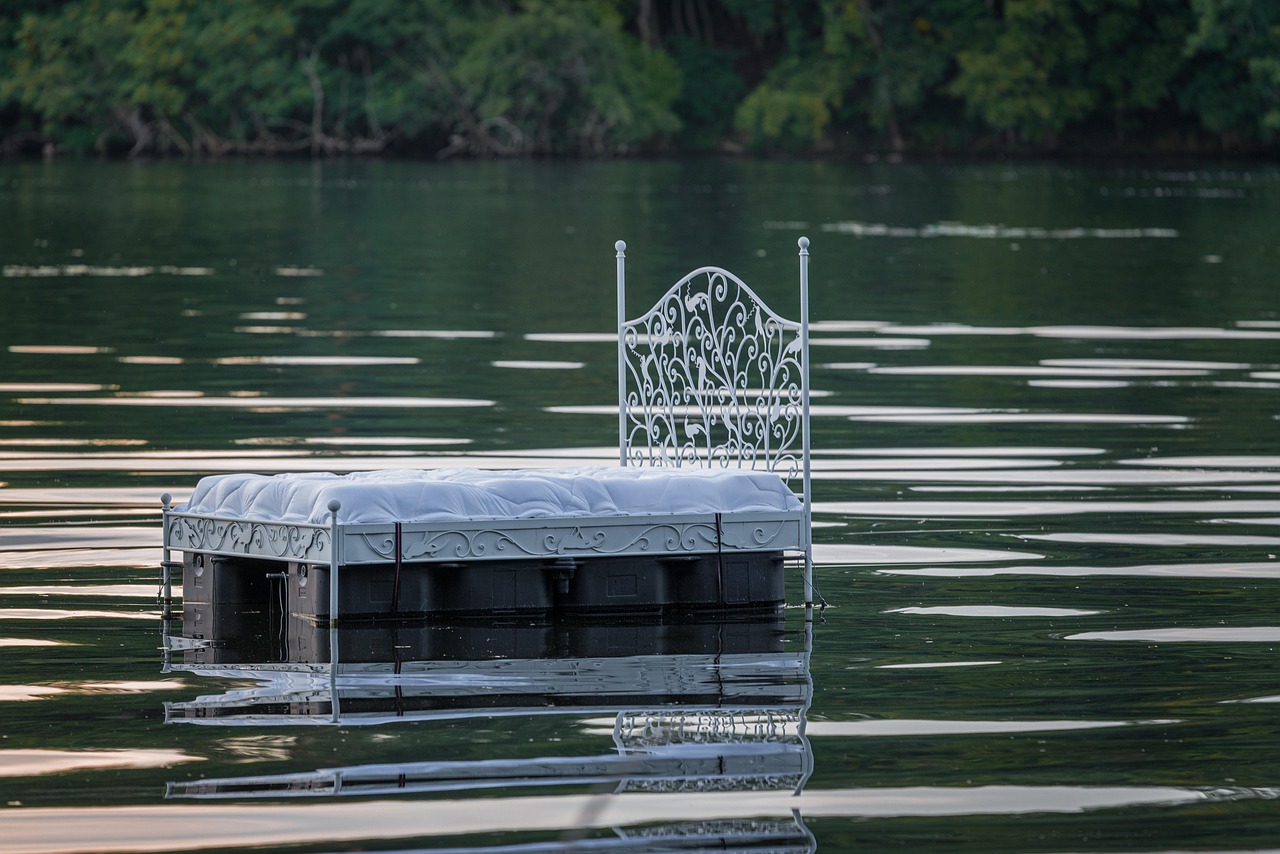 Prova di carico su materasso ad acqua, evidenziando la stabilità e la distribuzione del peso.