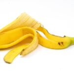 Bucce di banana essiccate in un vaso, simbolo di fertilizzante naturale per piante.