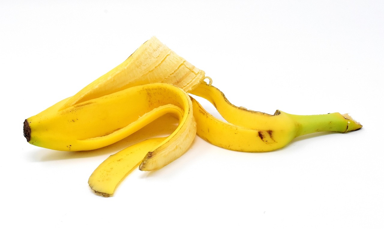 Bucce di banana essiccate in un vaso, simbolo di fertilizzante naturale per piante.